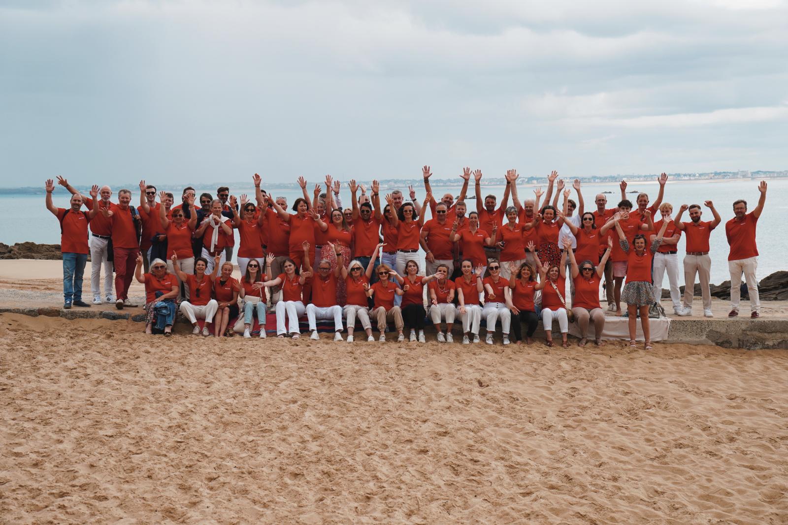 Les �quipes Maison Rouge r�unies sur une plage bretonne