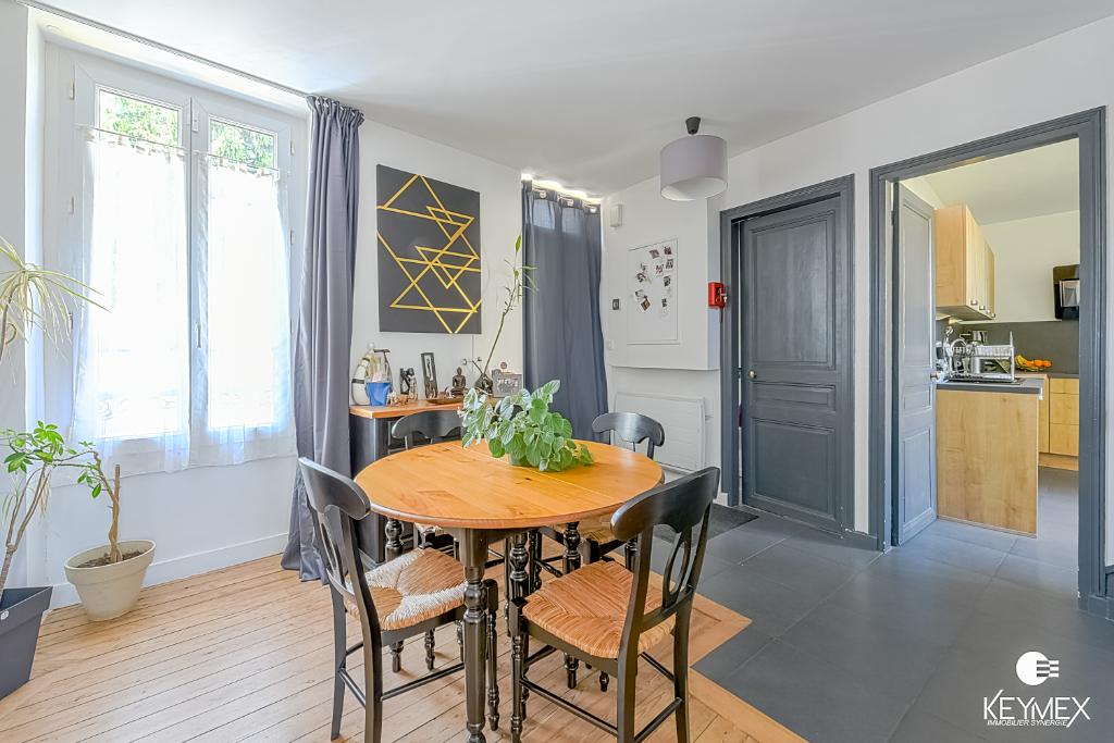 Maison de ville 120m², avec jardin clos et sous-sol total.