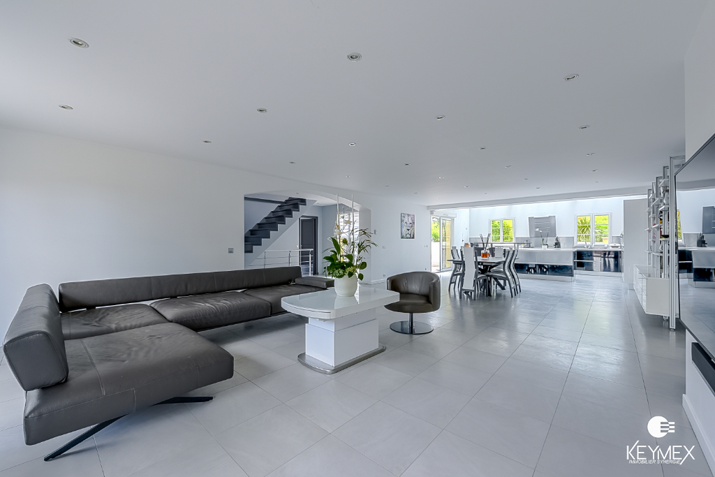 Maison Parmain  Jouy Le Comte 8 pièces de 240 m2