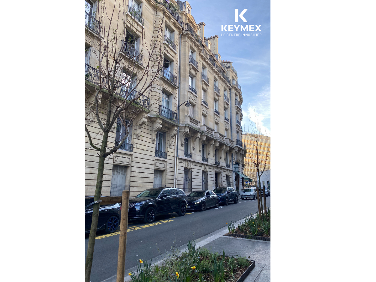 Studette à Paris 17 ème