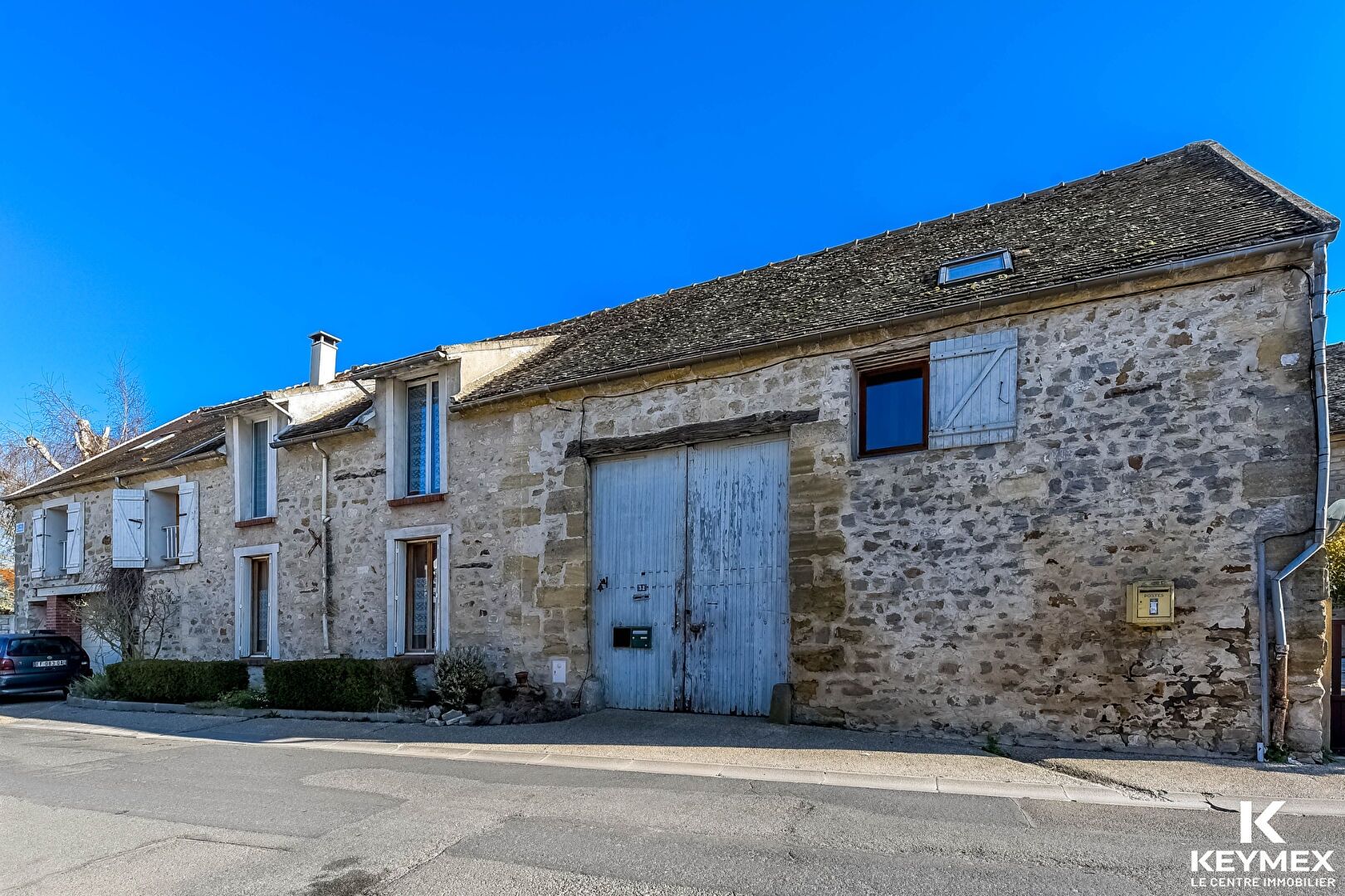 Corps de ferme  8 pièces 179 m2  avec appartement  T2 indépendant de 42 M² sur 452 M² de terrain