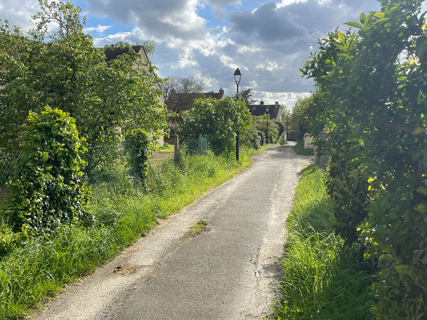 Terrain  constructible de 726 M² avec  environ 11 m de Façade à Epiais-Rhus 15 min de Pontoise