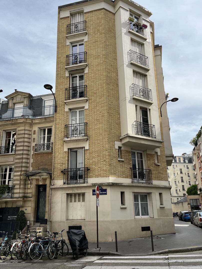 Studio VENDU MEUBLE Paris 1 pièce(s) 13.11 m2 quartier Saint Lambert