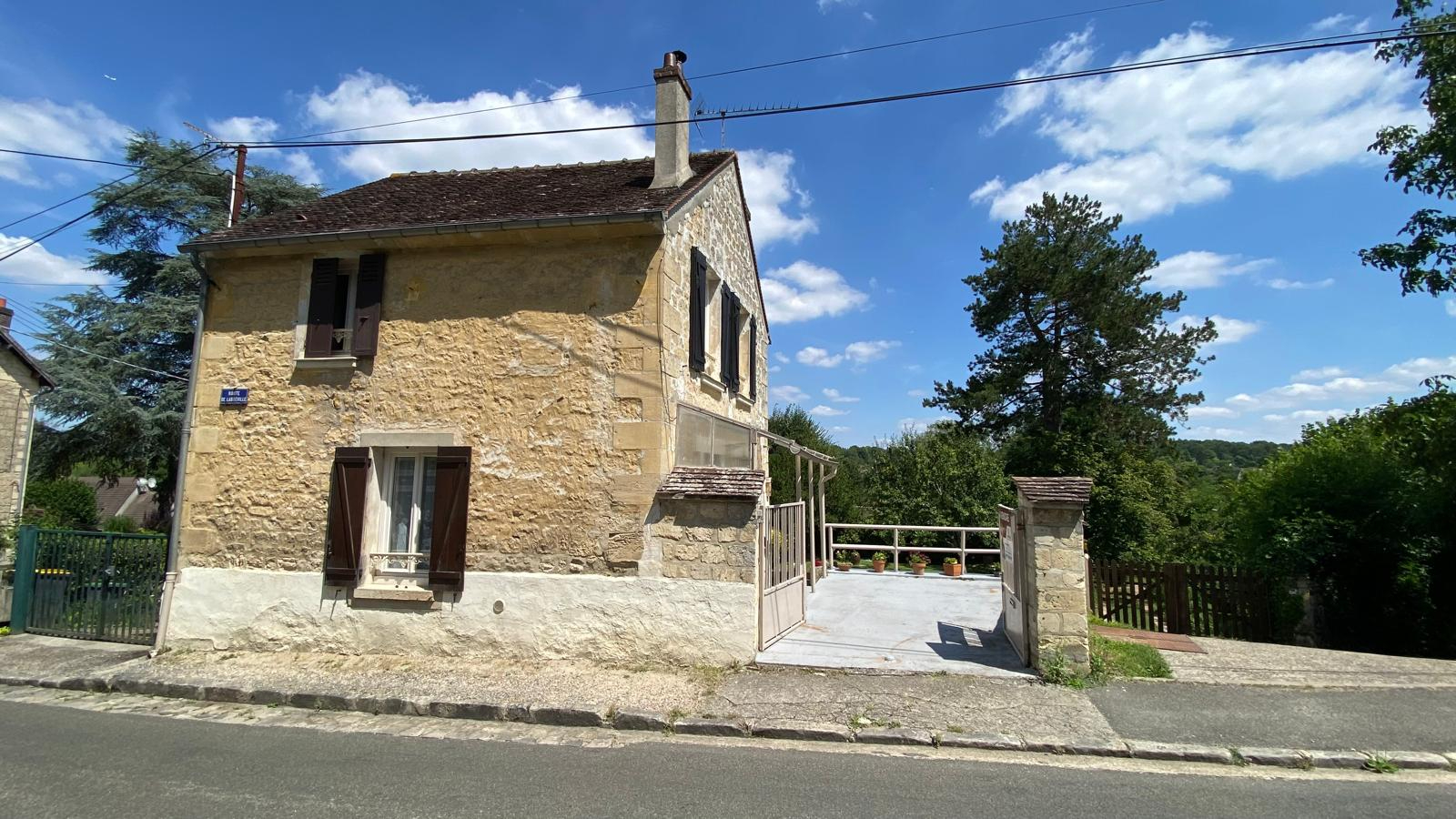 Maison Nesles La Vallee 3 pièces ,49 m2 ,sous-sol , terrasse et jardin  plat  de 394 M²