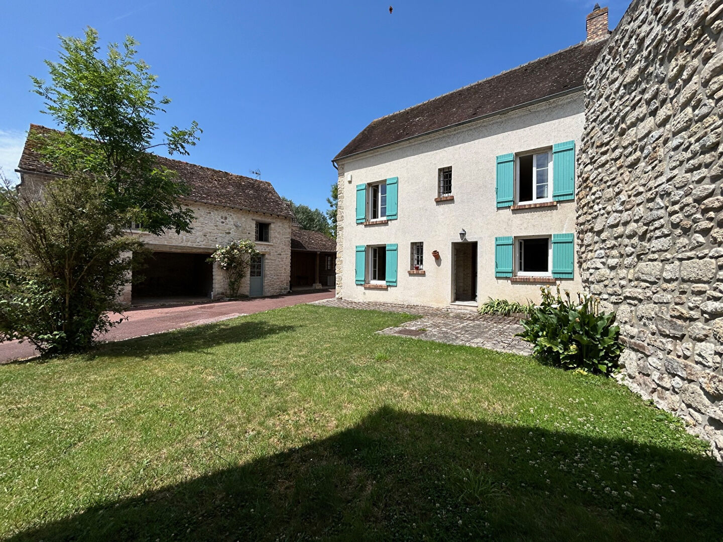 Corps de Ferme 192 m² +  maison secondaire de 60 m² + 200 m² de dépendances