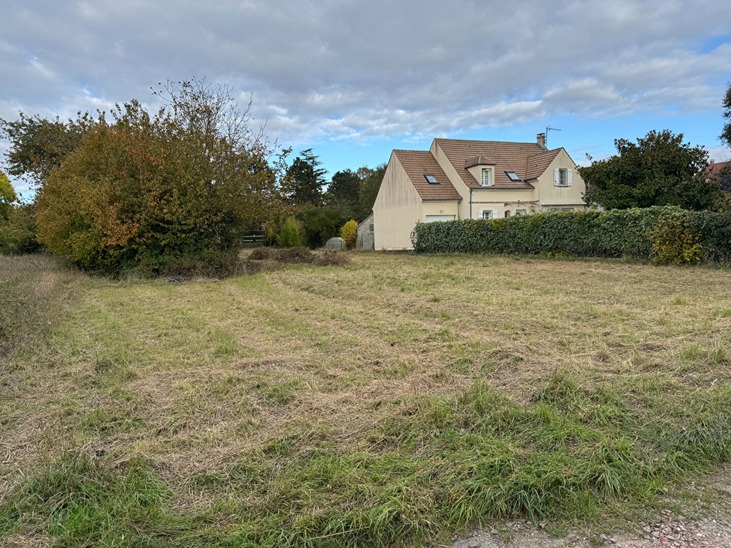 Ennery  95 300 Terrain  plat  constructible de  827 M² proche tous commerces