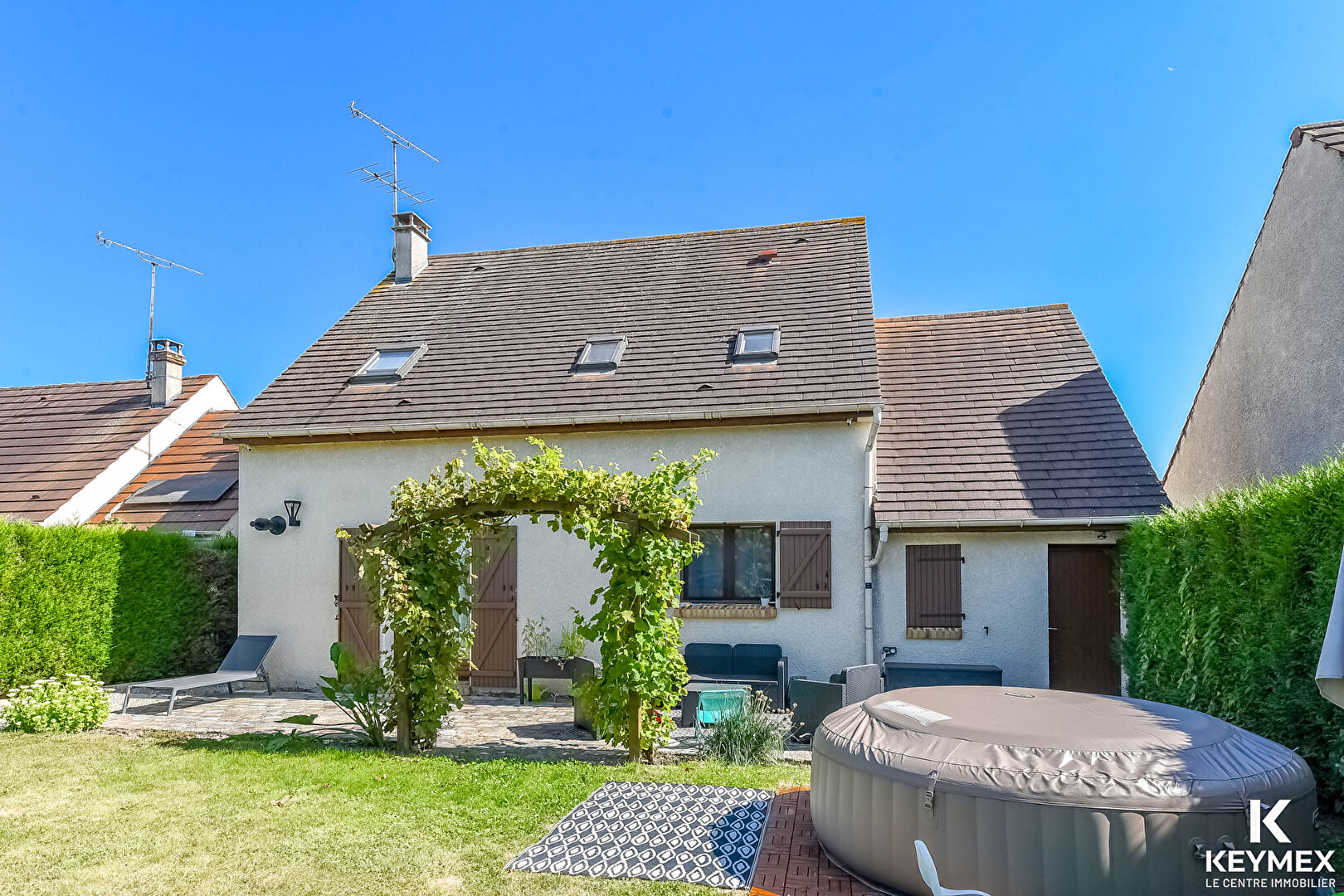 Maison indépendante avec garage et 4 chambres dont 1 en rez de chausséé