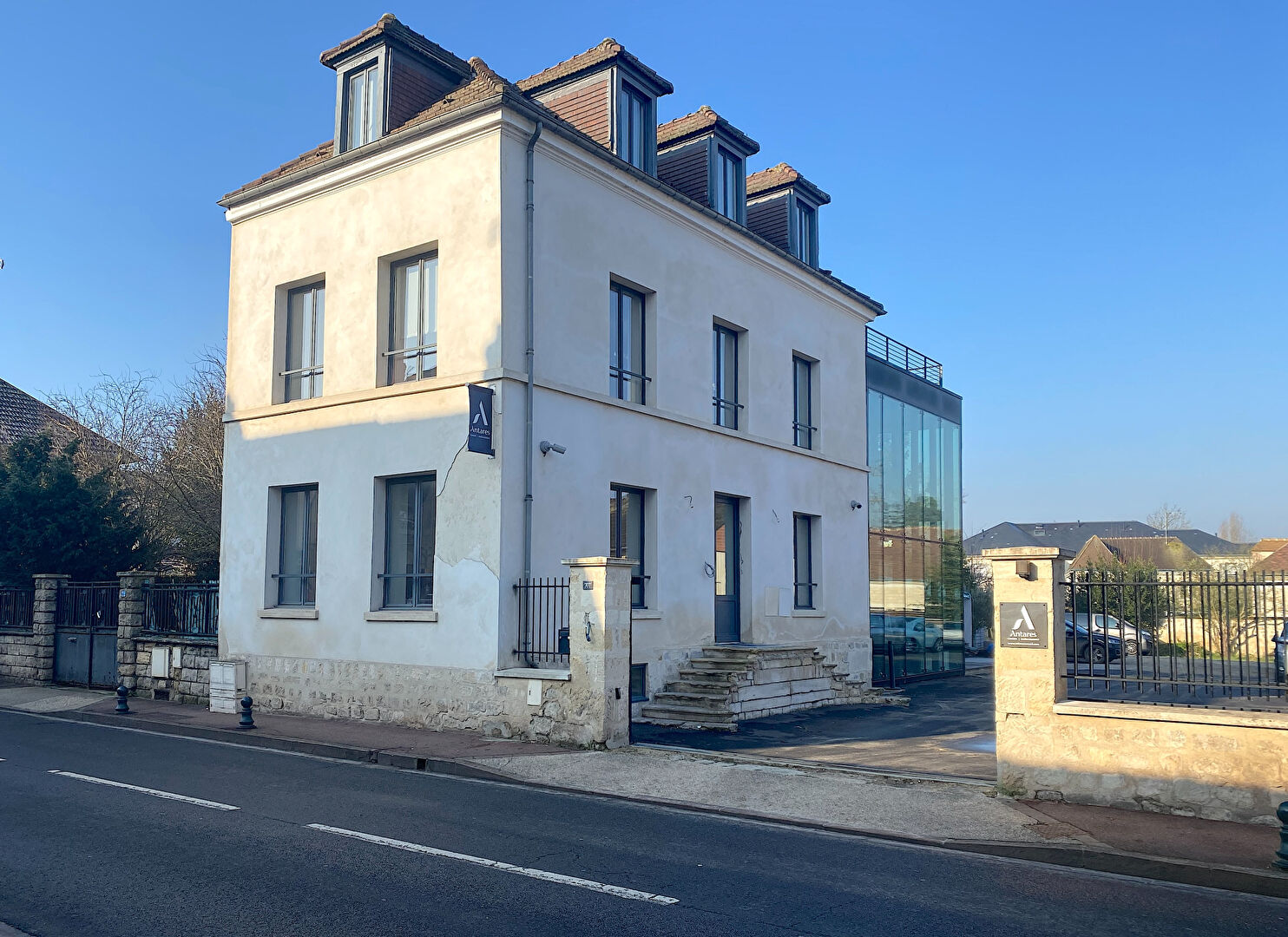 L'Isle Adam, Maison d'architecte oui bureaux  280 m2 édifiée sur sous-sol total et 745 M² de terrain