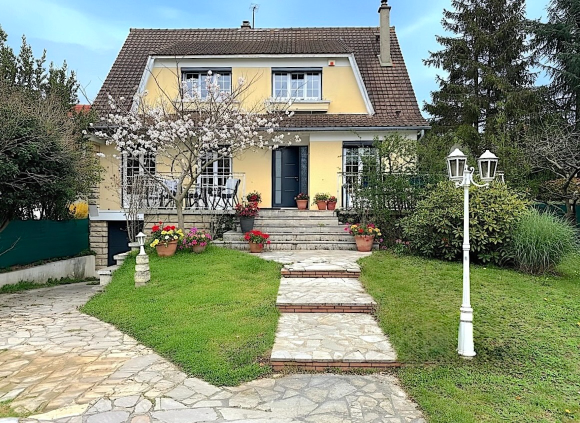 Herblay Sur Seine Maison 8 pièces sur S.sol total et 547m2 de terrain clos.