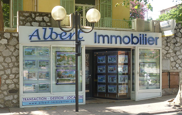 Fa�ade de l\'agence immobili�re � Ollioules