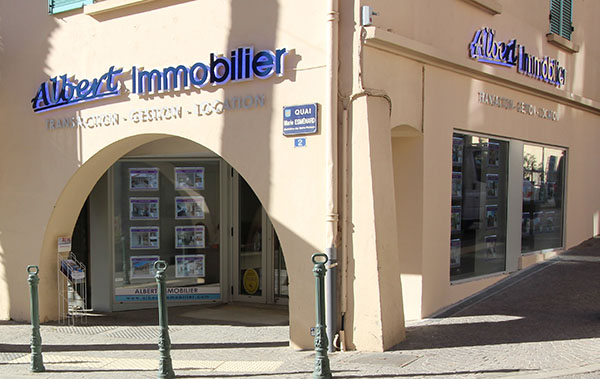 Fa�ade de l\'agence immobili�re � Sanary