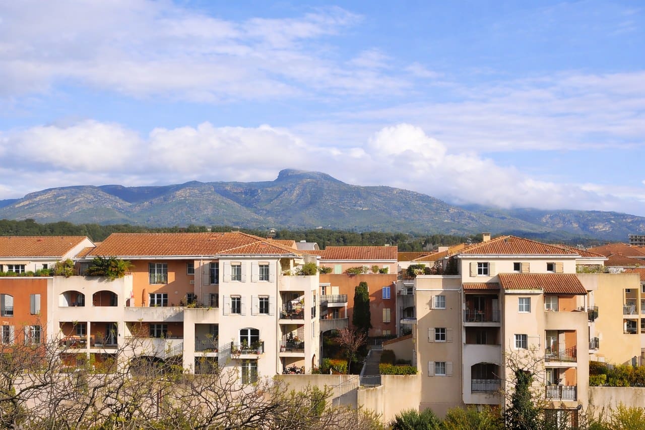 Agence immobili�re � Aubagne - vue r�sidentielle avec les collines