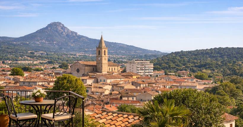 Vue sur Aubagne et le Garlaban � estimation immobili�re