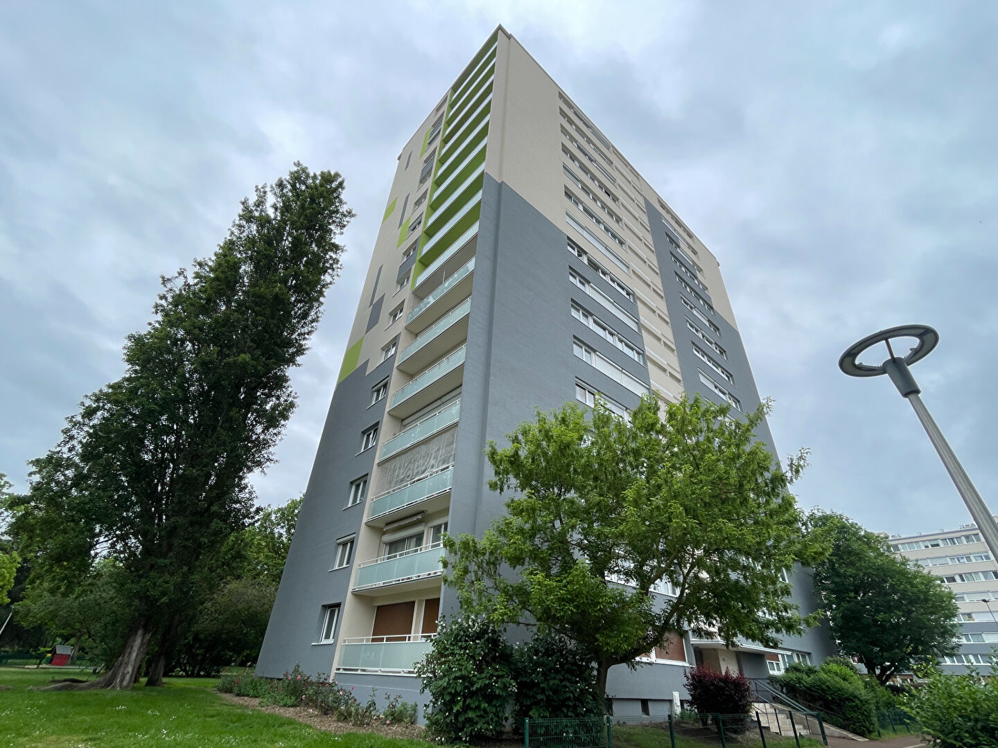 A vendre, box fermé en sous-sol · à Ris-Orangis · 10 900 €