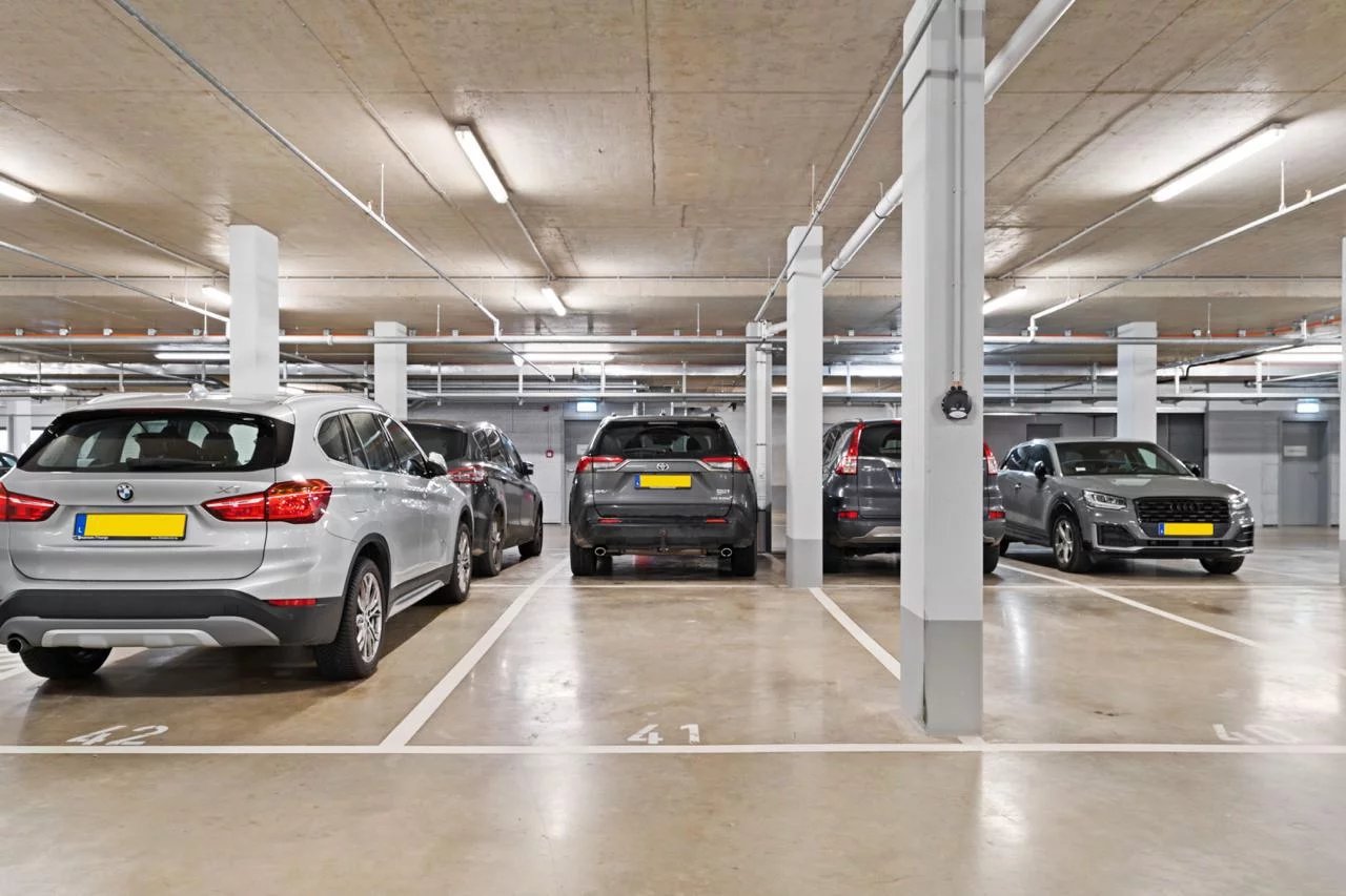 À Vendre : Emplacement De Parking Intérieur à La Cloche D?or