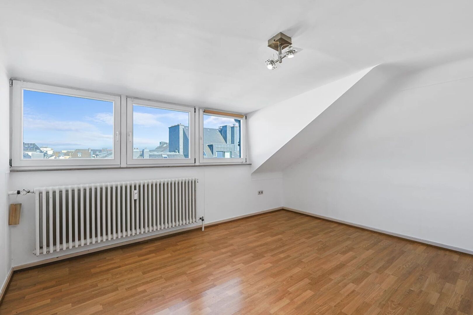 À Vendre : Studio Lumineux Au Dernier Étage à Luxembourg-bonnevoie