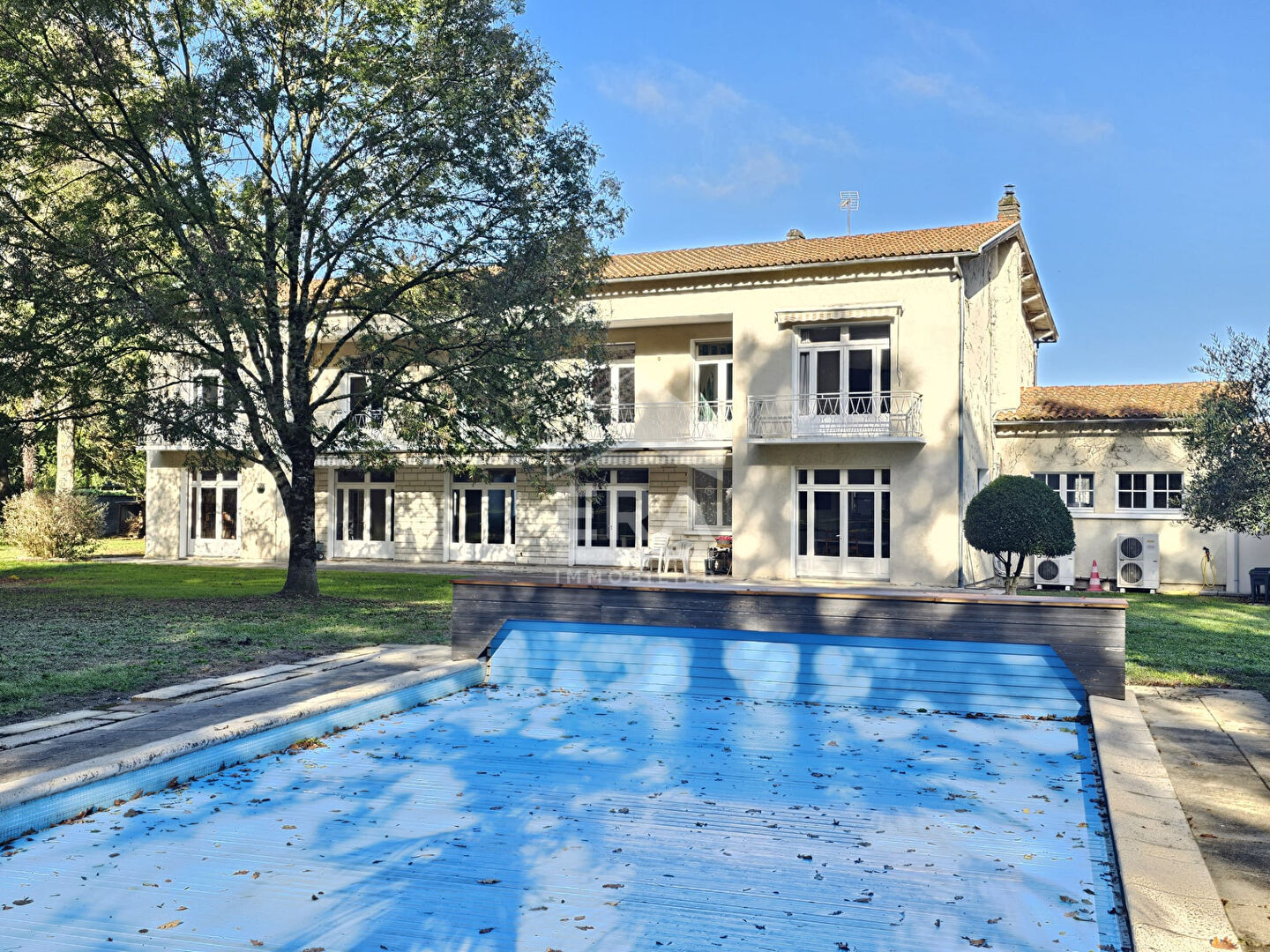 Maison 12 pièces 486 m² · à Roullet-Saint-Estèphe · 486 m² · 525 000 €
