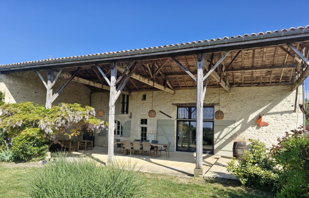 Trs belle maison en pierre avec piscine