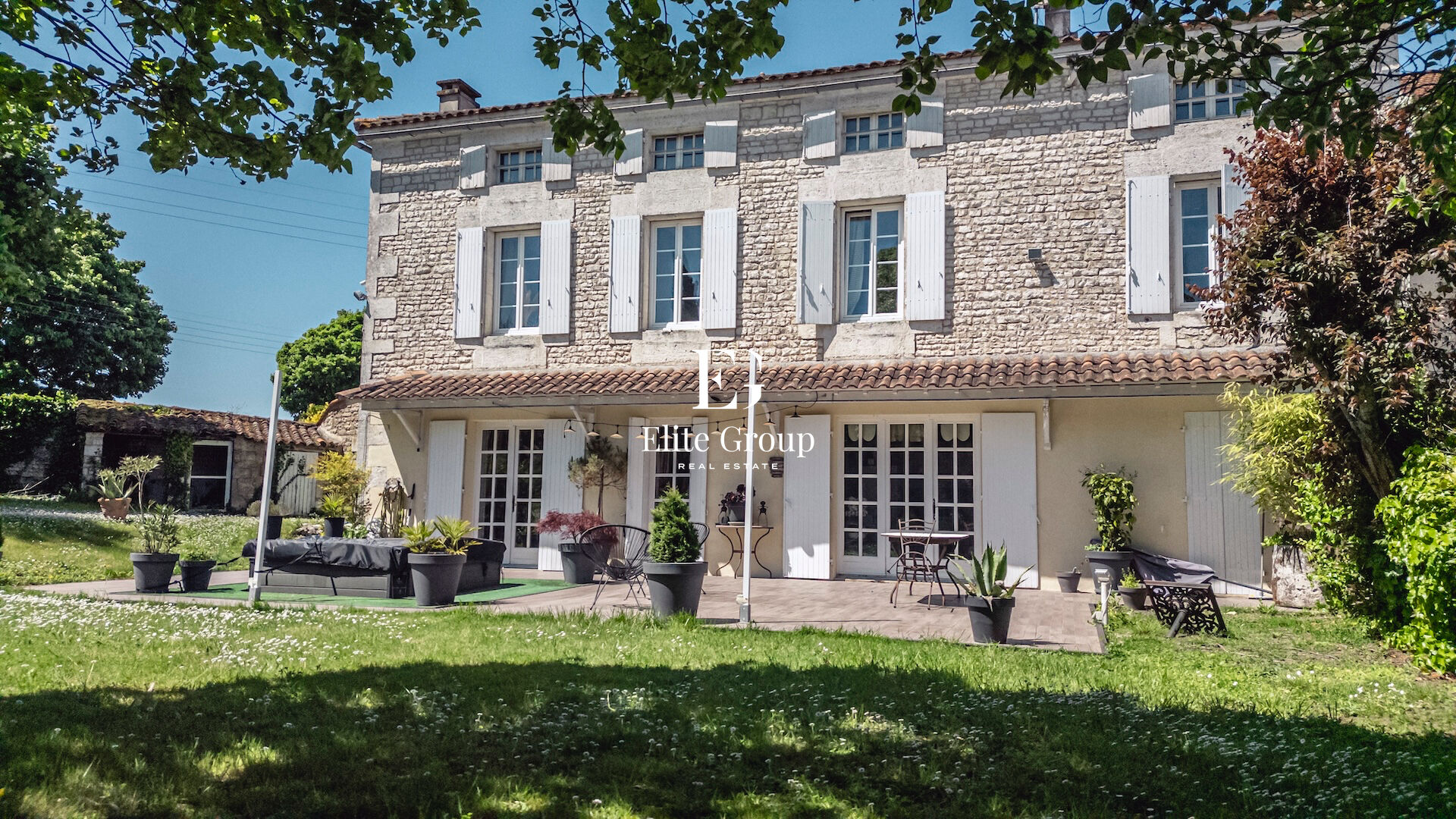 A VENDRE MAGNIFIQUE MAISON EN PIERRE 10 PIECES 400 m²