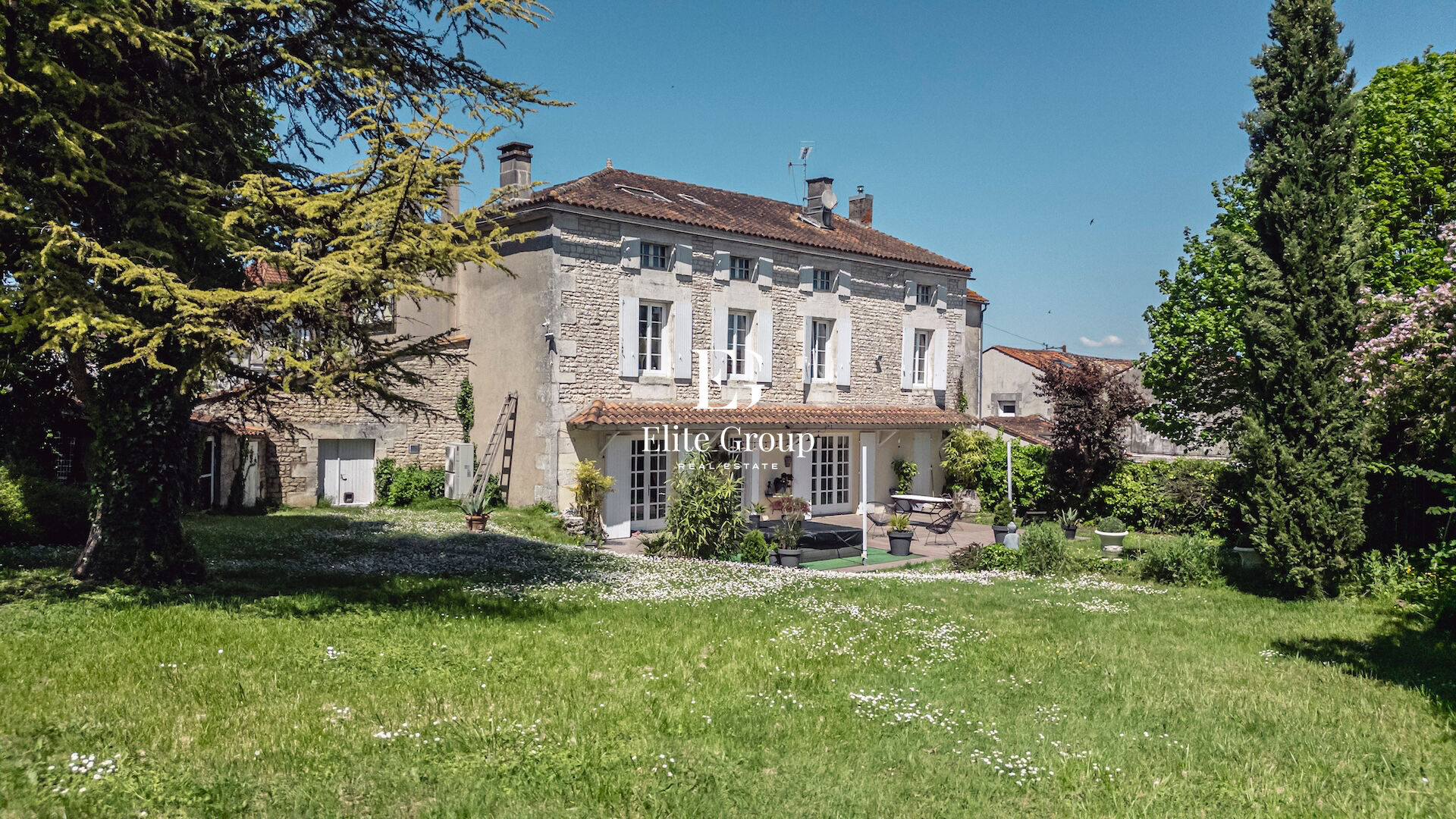 A VENDRE MAGNIFIQUE MAISON EN PIERRE 10 PIECES 400 m²