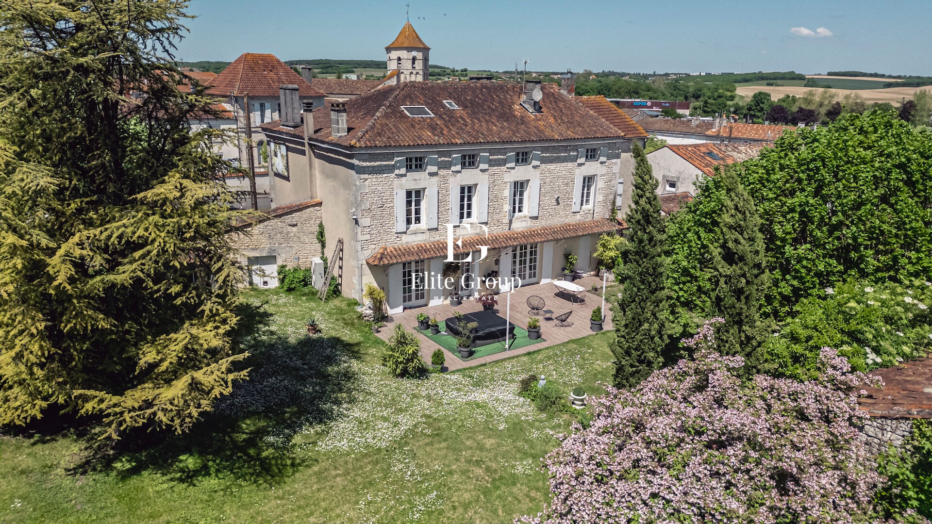 A VENDRE MAGNIFIQUE MAISON EN PIERRE 10 PIECES 400 m²