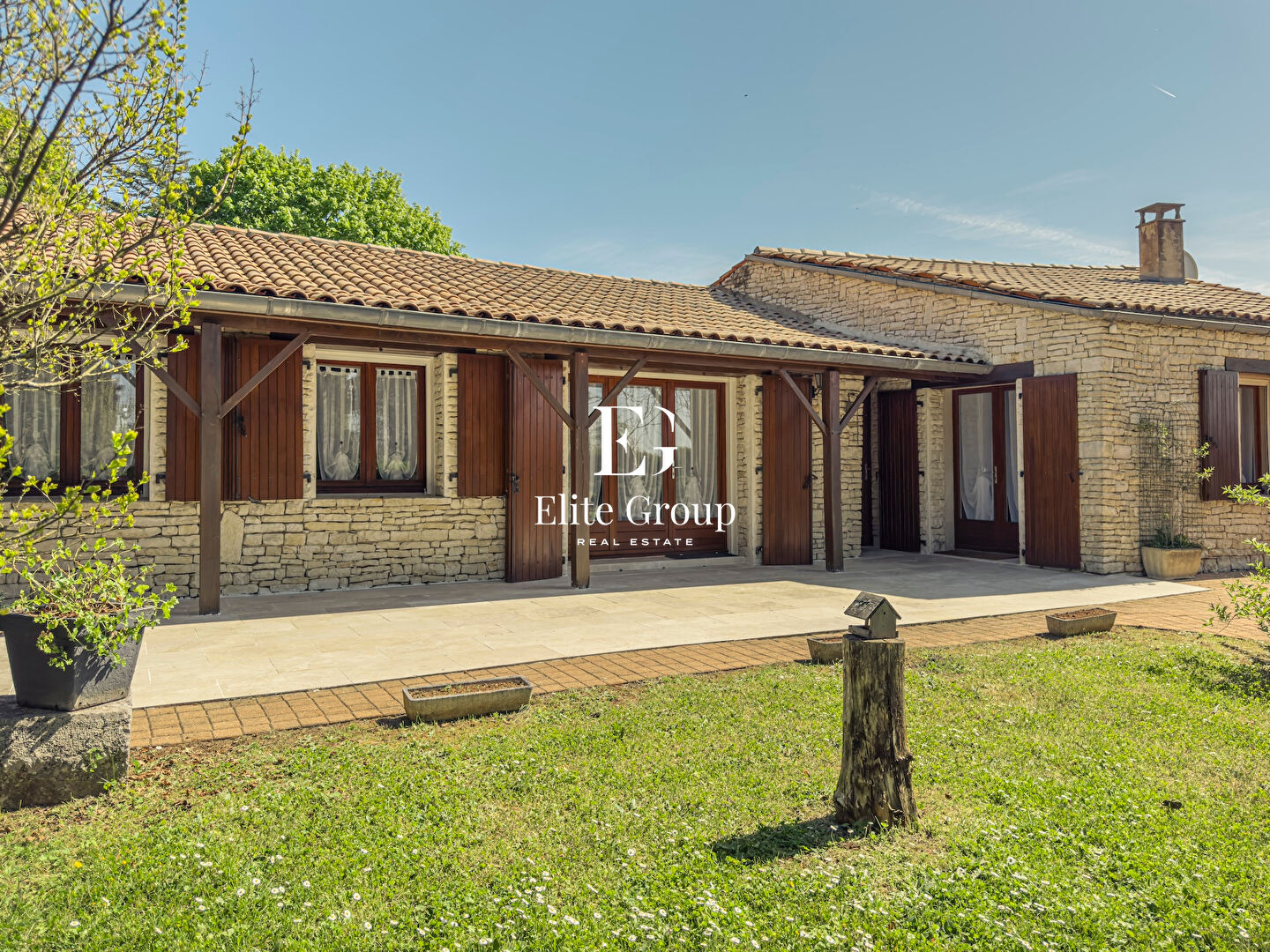 A VENDRE MAISON EN PIERRE DE PLAIN-PIED À RIVIERES - 144 M2 - 5 PIÈCES