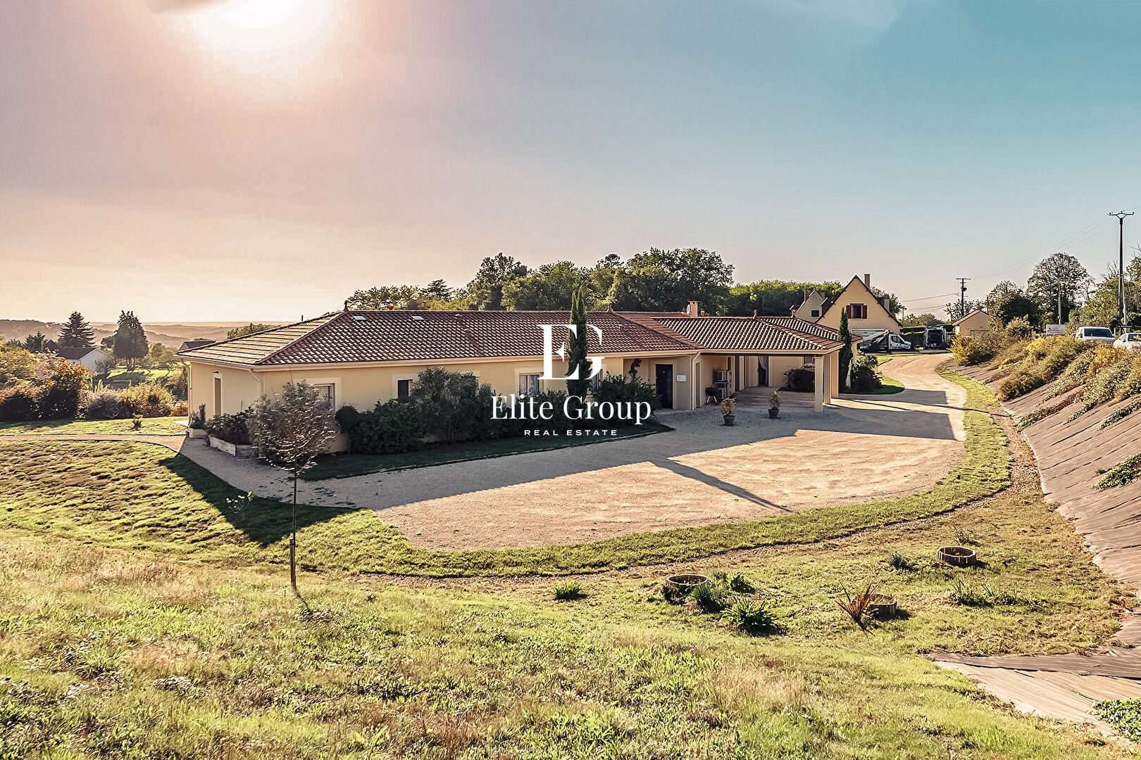 À VENDRE MAGNIFIQUE MAISON DE PLAIN-PIED - 13 PIÈCES - 314 M2