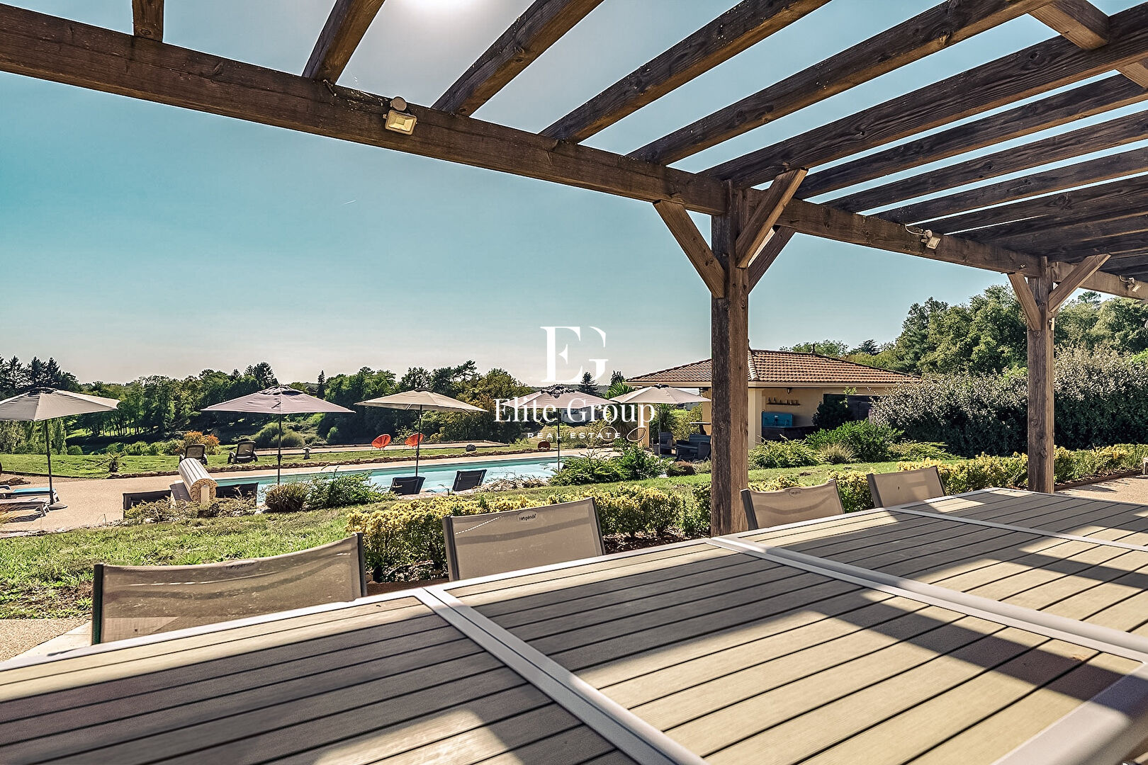 À VENDRE MAGNIFIQUE MAISON DE PLAIN-PIED - 13 PIÈCES - 314 M2