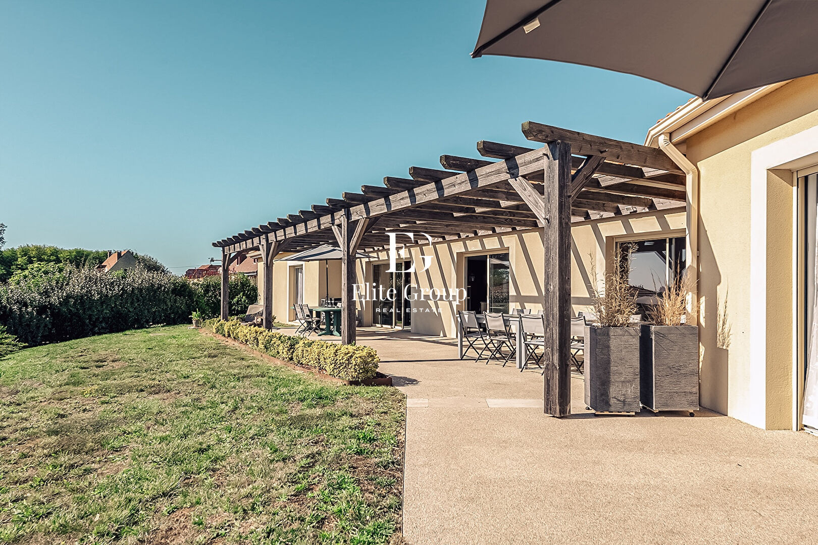 À VENDRE MAGNIFIQUE MAISON DE PLAIN-PIED - 13 PIÈCES - 314 M2