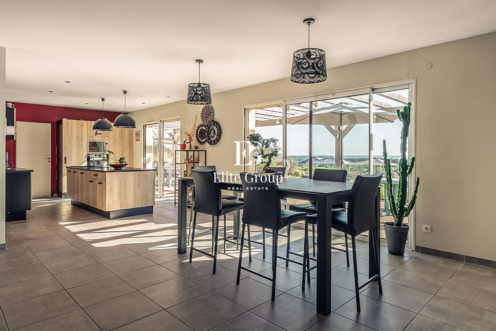 À VENDRE MAGNIFIQUE MAISON DE PLAIN-PIED - 13 PIÈCES - 314 M2