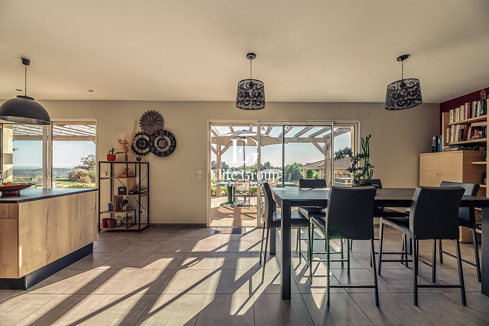 À VENDRE MAGNIFIQUE MAISON DE PLAIN-PIED - 13 PIÈCES - 314 M2