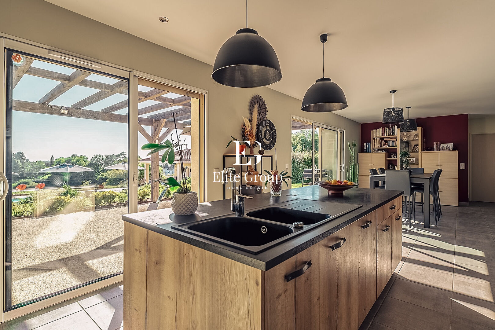 À VENDRE MAGNIFIQUE MAISON DE PLAIN-PIED - 13 PIÈCES - 314 M2