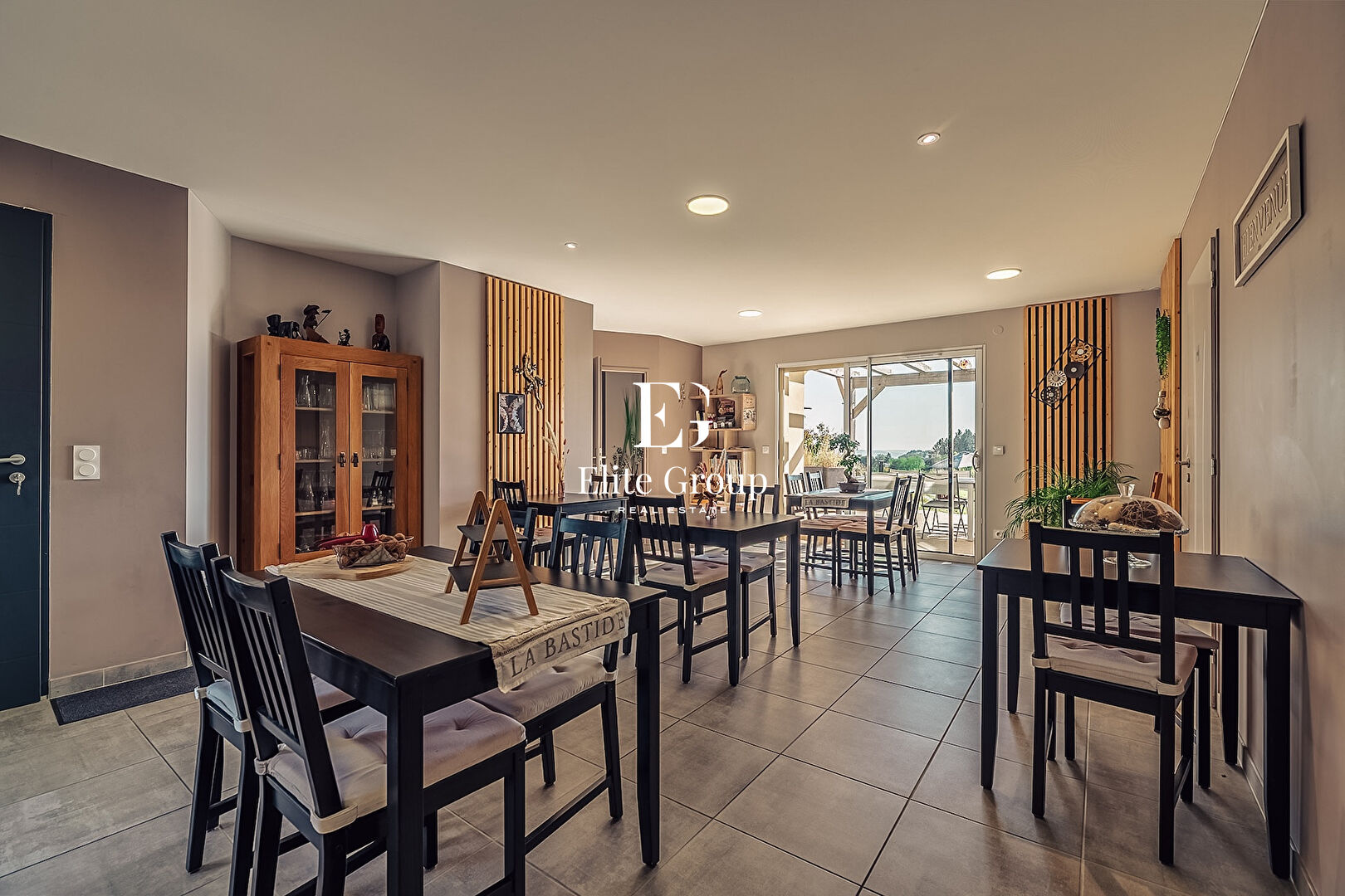 À VENDRE MAGNIFIQUE MAISON DE PLAIN-PIED - 13 PIÈCES - 314 M2