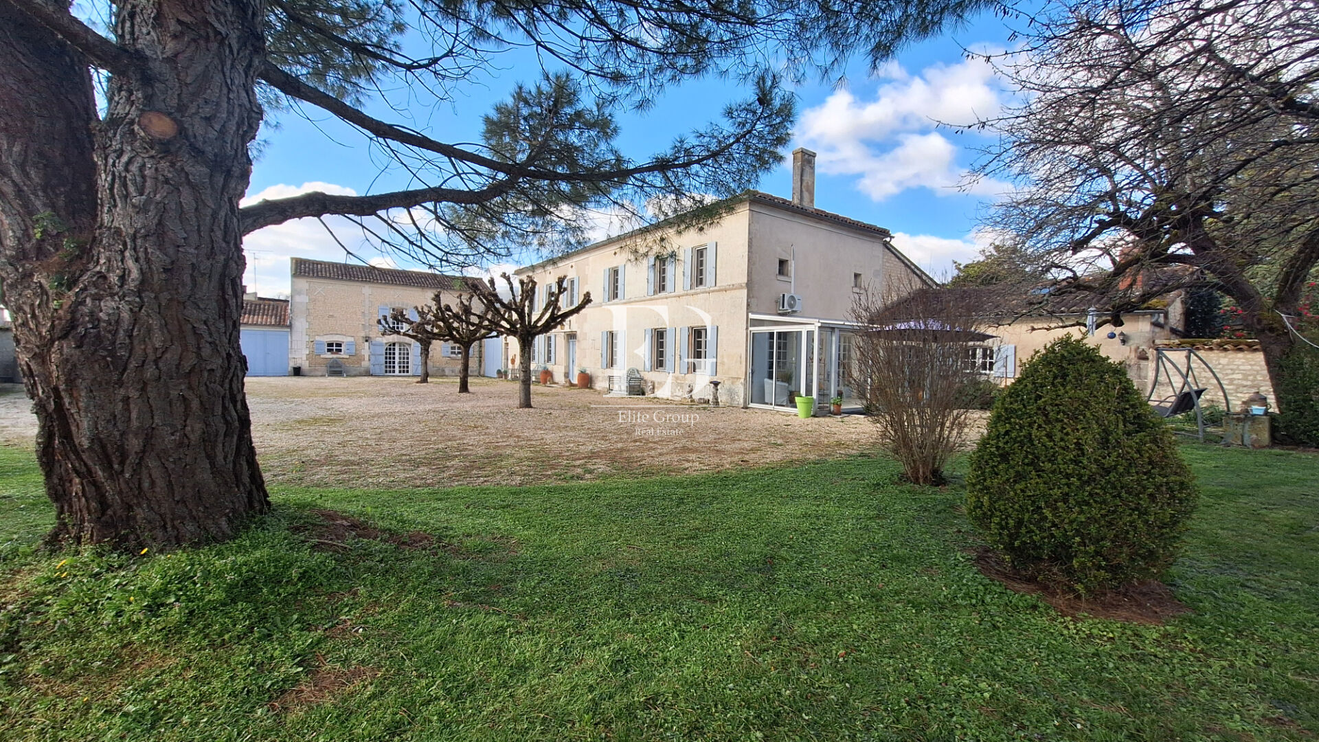 Image de l'annonce A VENDRE MAISON EN PIERRE SUR SEGONZAC - 4 CHAMBRES - 224 M2