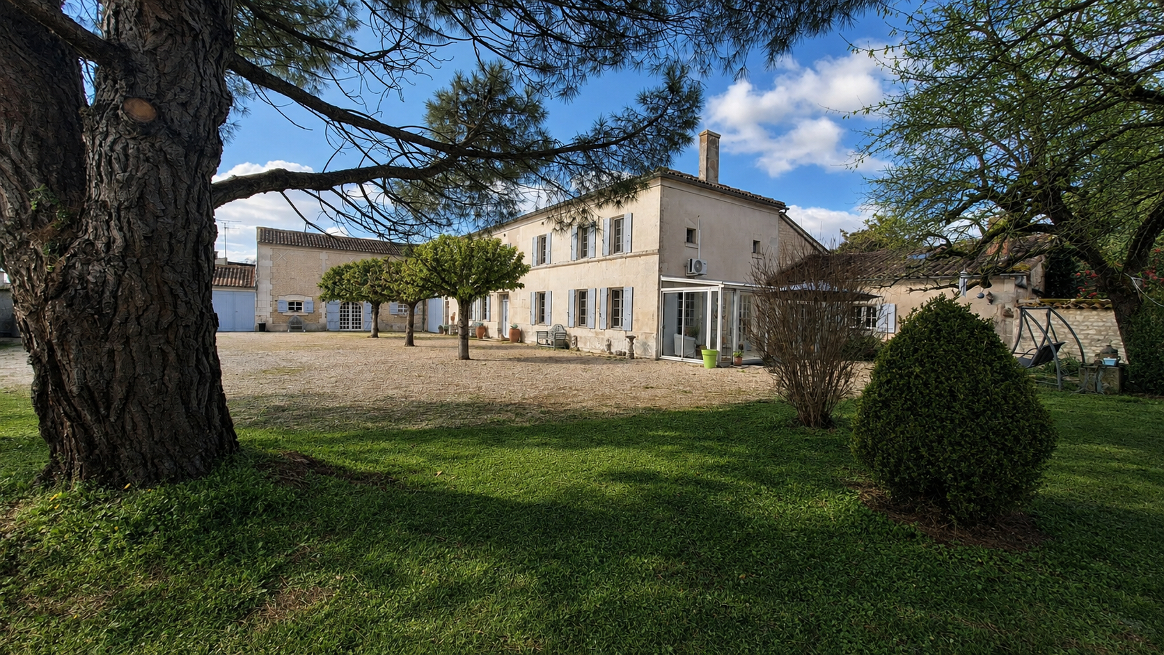 A VENDRE MAISON EN PIERRE SUR SEGONZAC - 4 CHAMBRES - 224 M2