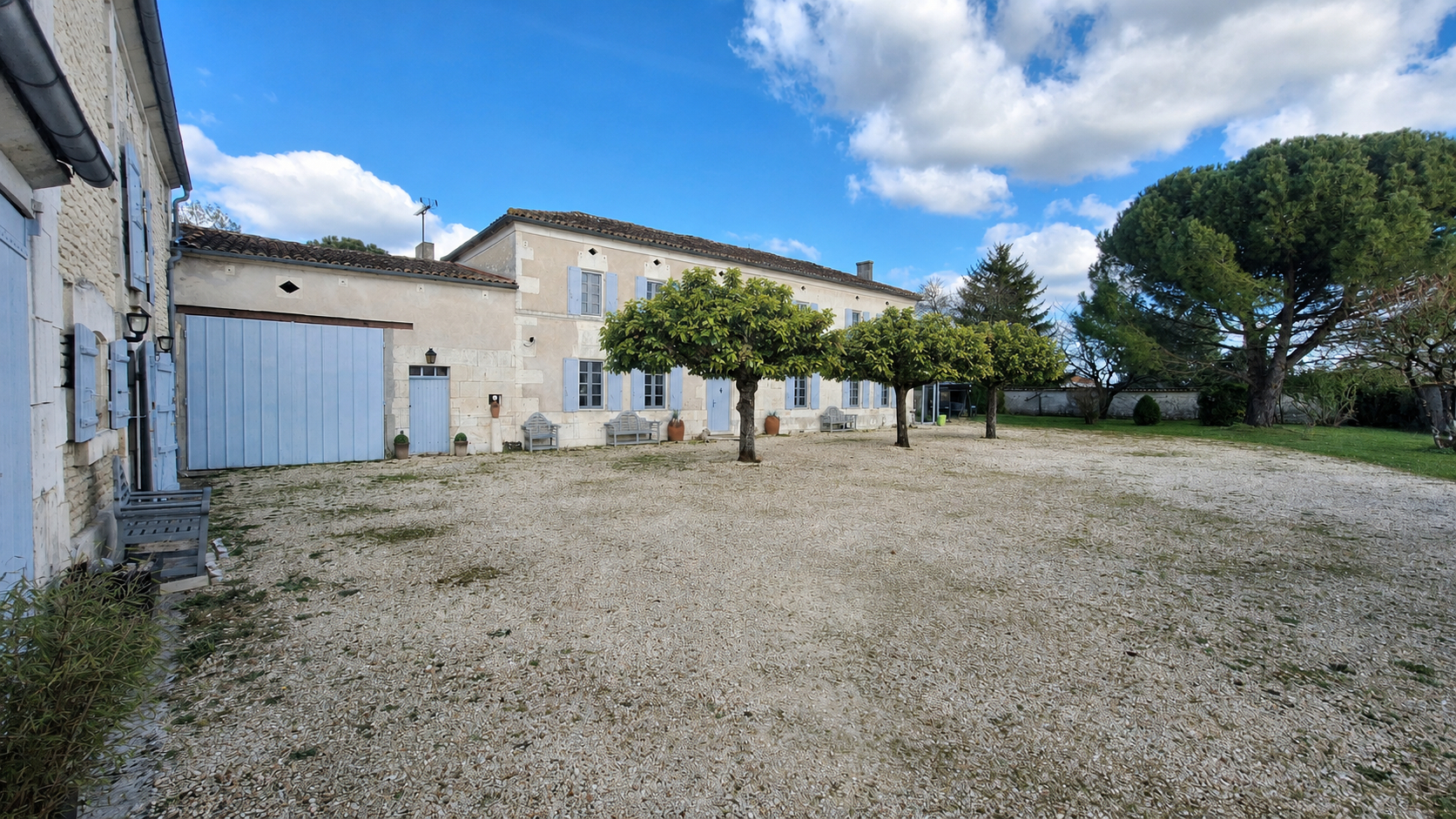 A VENDRE MAISON EN PIERRE SUR SEGONZAC - 4 CHAMBRES - 224 M2