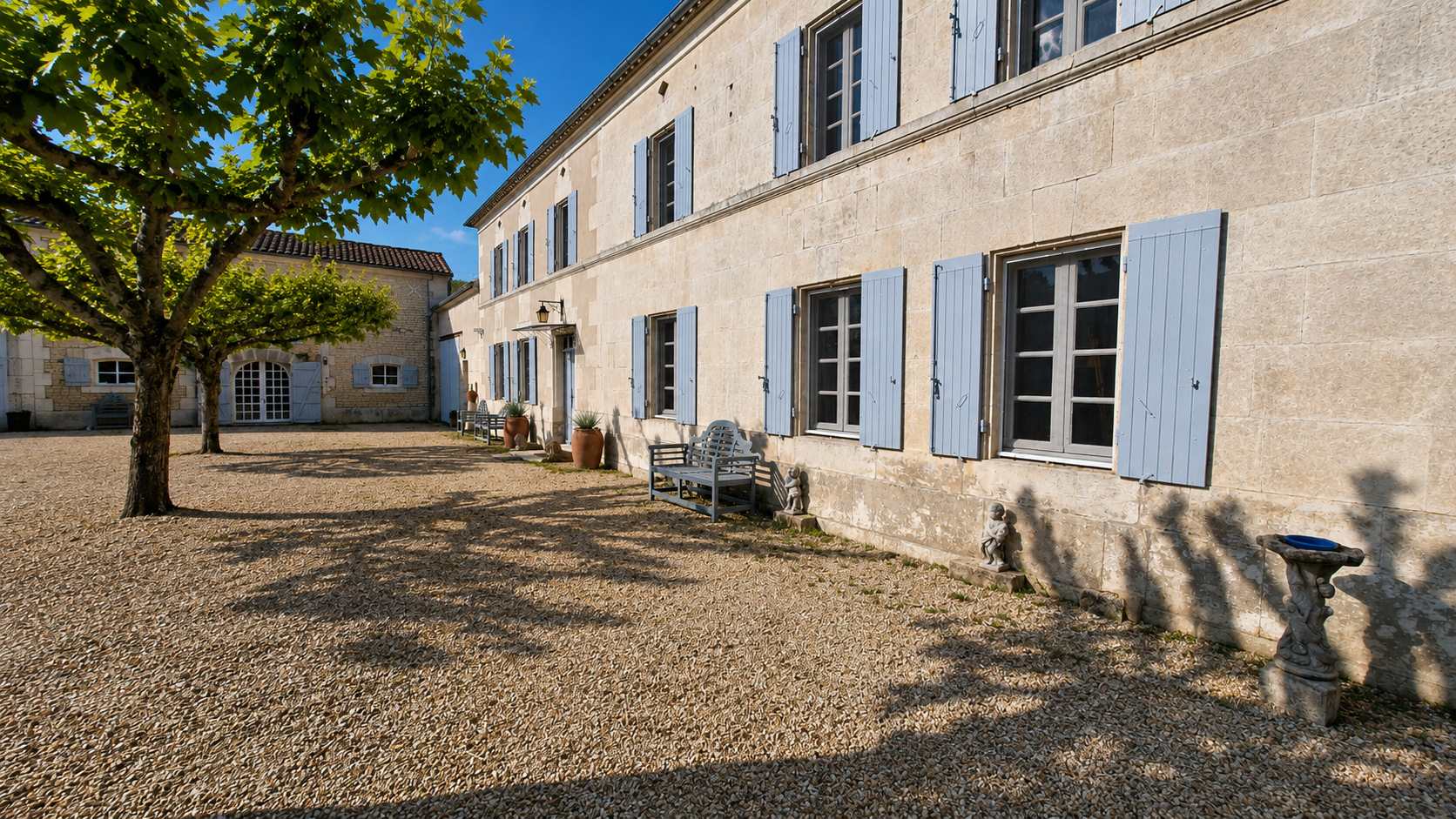 A VENDRE MAISON EN PIERRE SUR SEGONZAC - 4 CHAMBRES - 224 M2