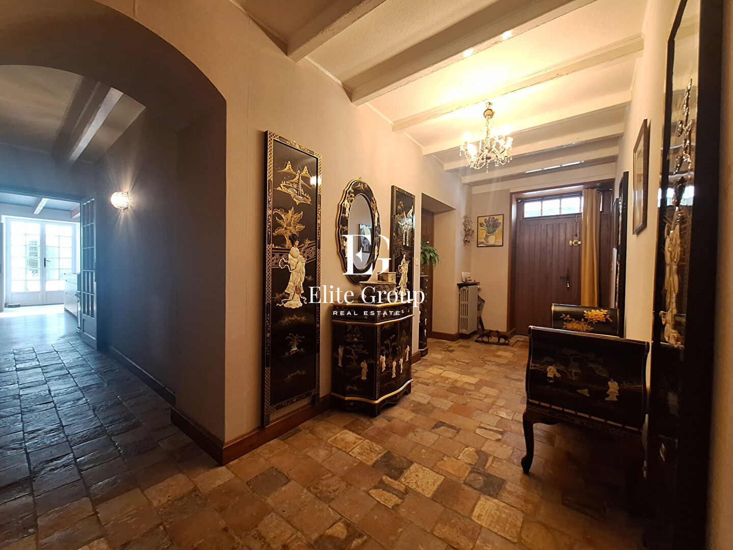 A VENDRE MAISON EN PIERRE SUR SEGONZAC - 4 CHAMBRES - 224 M2
