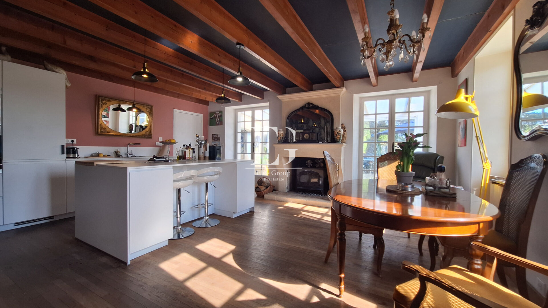 A VENDRE MAISON EN PIERRE SUR SEGONZAC - 4 CHAMBRES - 224 M2