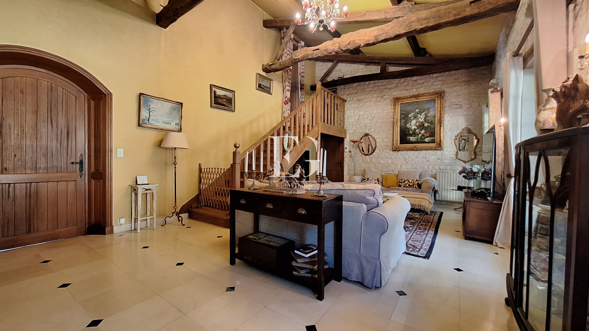 A VENDRE MAISON EN PIERRE SUR SEGONZAC - 4 CHAMBRES - 224 M2