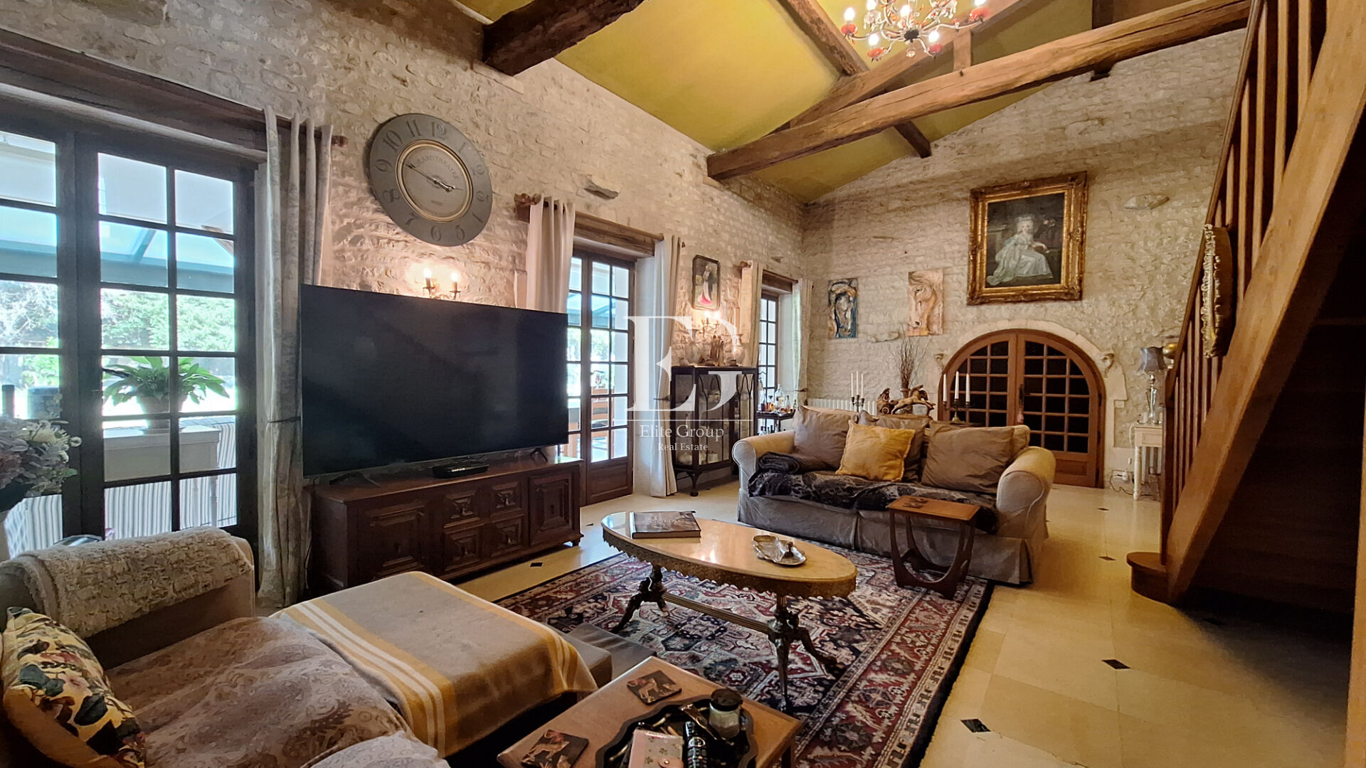 A VENDRE MAISON EN PIERRE SUR SEGONZAC - 4 CHAMBRES - 224 M2