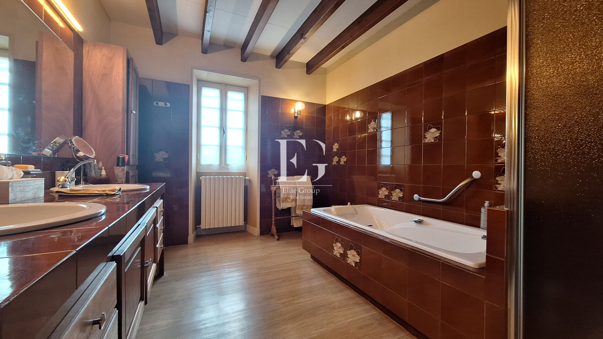 A VENDRE MAISON EN PIERRE SUR SEGONZAC - 4 CHAMBRES - 224 M2