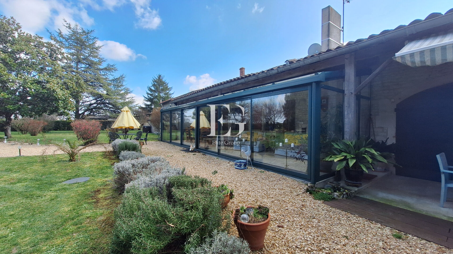 A VENDRE MAISON EN PIERRE SUR SEGONZAC - 4 CHAMBRES - 224 M2