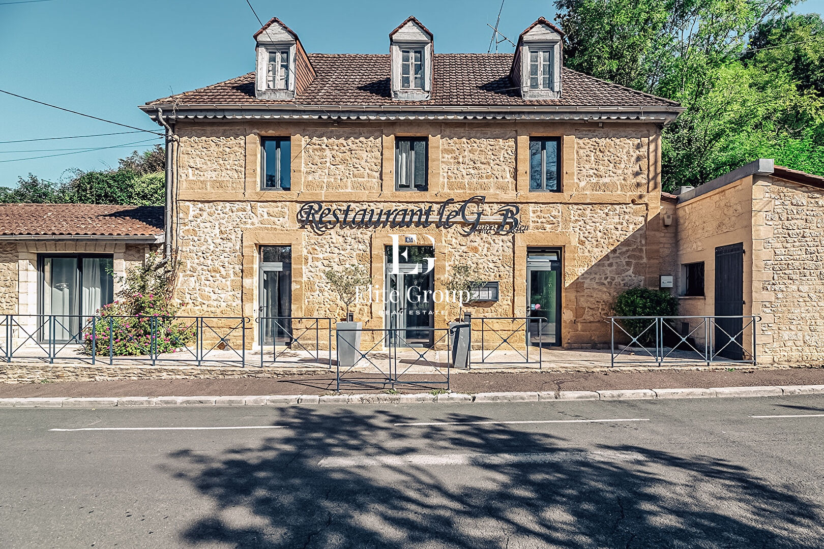 Image de l'annonce À VENDRE FONDS DE COMMERCE + MURS RESTAURANT LE GRAND BLEU À SARLAT-LA-CANÉDA
