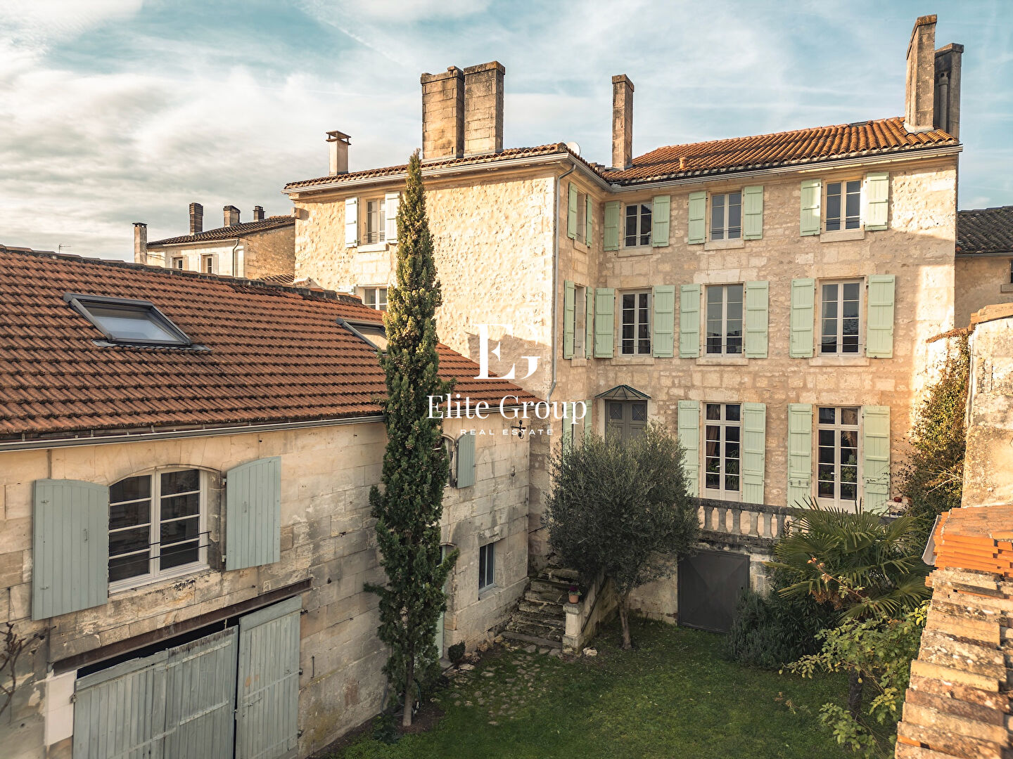 Image de l'annonce A VENDRE MAISON CHATEAUNEUF-SUR-CHARENTE - 6 CHAMBRES - 495 M2