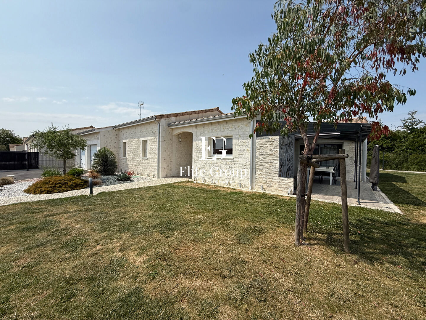 Image de l'annonce A VENDRE très joli pavillon avec piscine à Jarnac 126 m2