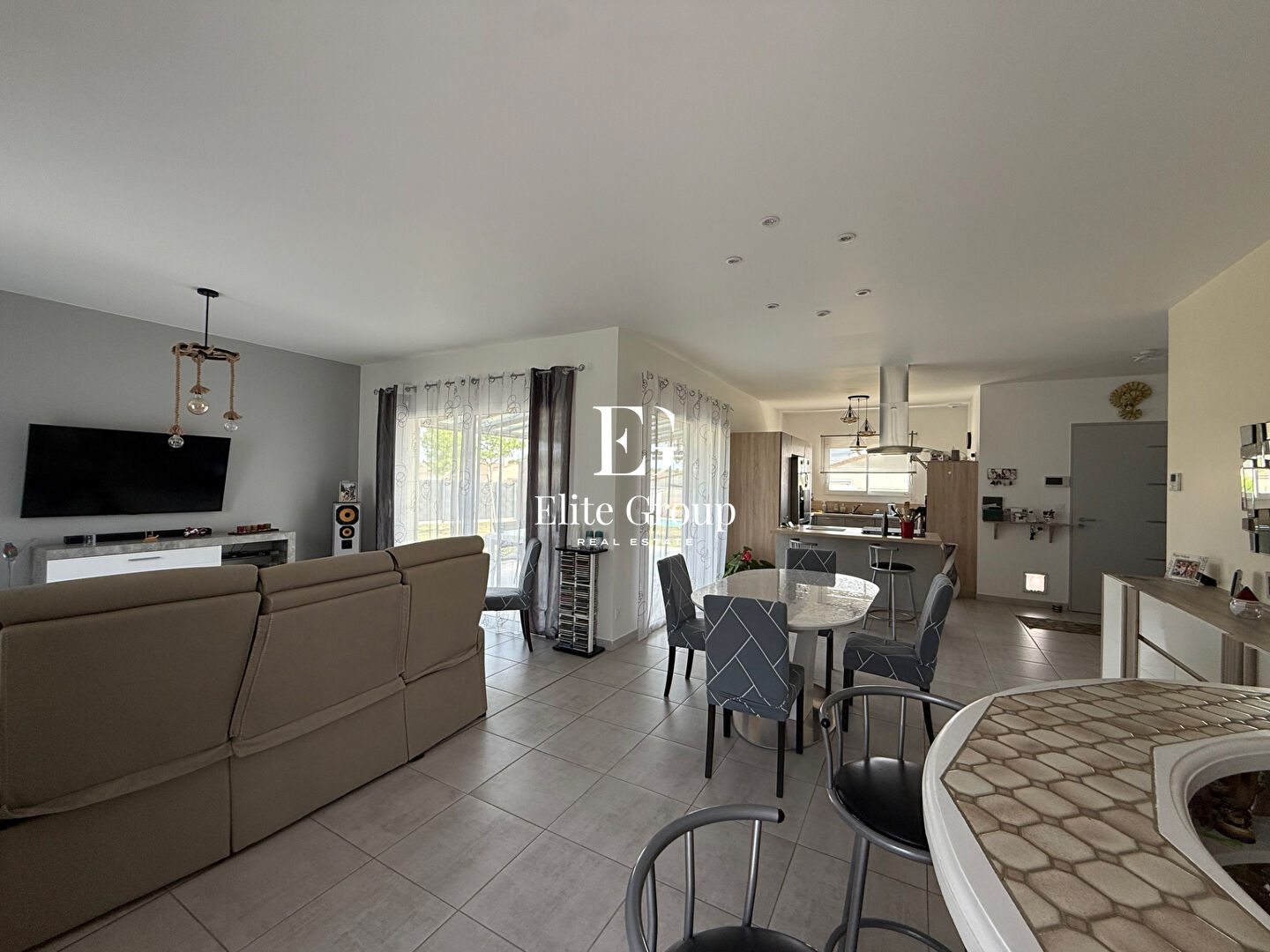 A VENDRE très joli pavillon avec piscine à Jarnac 126 m2
