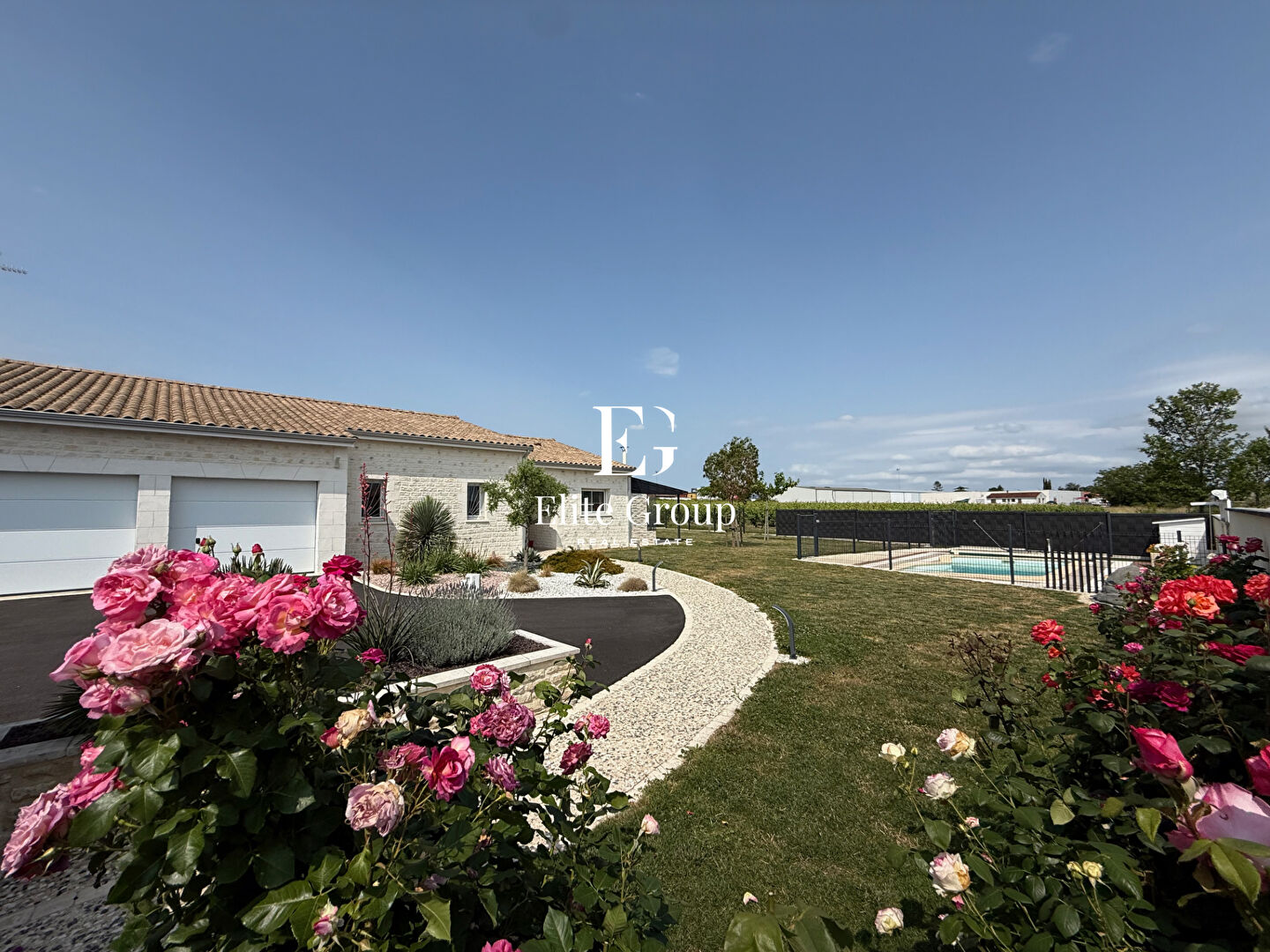 A VENDRE très joli pavillon avec piscine à Jarnac 126 m2