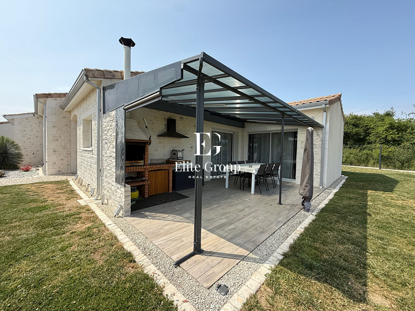 A VENDRE très joli pavillon avec piscine à Jarnac 126 m2
