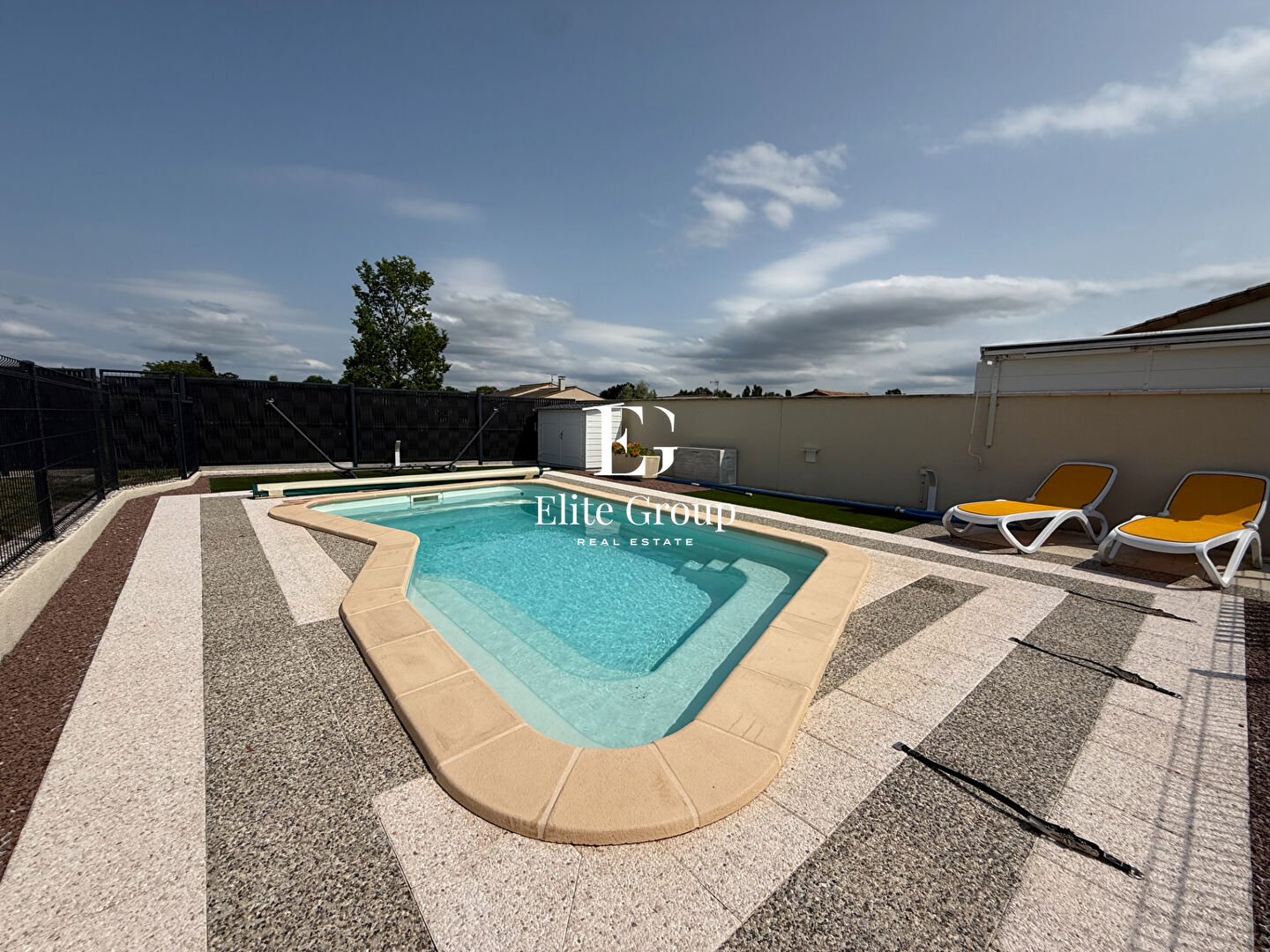 A VENDRE très joli pavillon avec piscine à Jarnac 126 m2